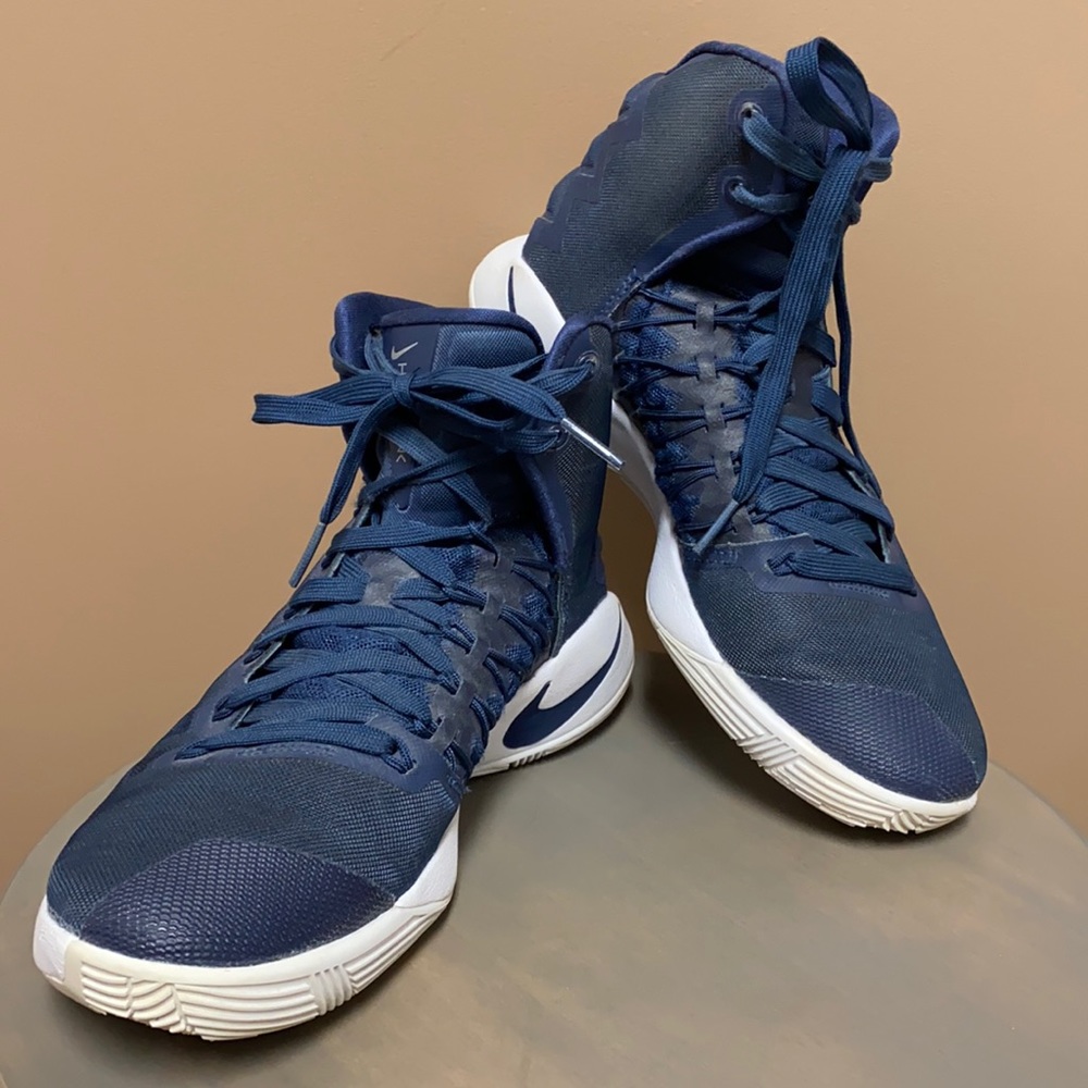 Women’s Hyperdunk basketball shoes. Navy, Size 7.5